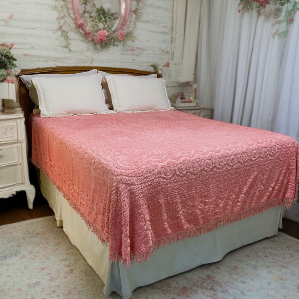 Vintage 50’s Medallion Chenille Bedspread in Berry Pink | Size Queen